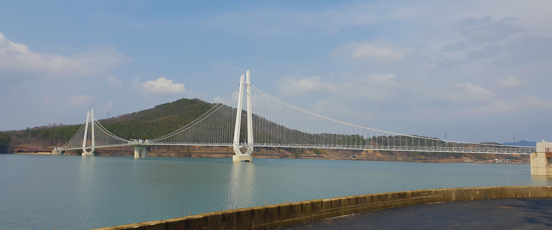 쉴만한물가펜션|논산탑정호출렁다리|호수위에서 설치된 가장 긴 출렁다리인 탑정호의 명소 출렁다리